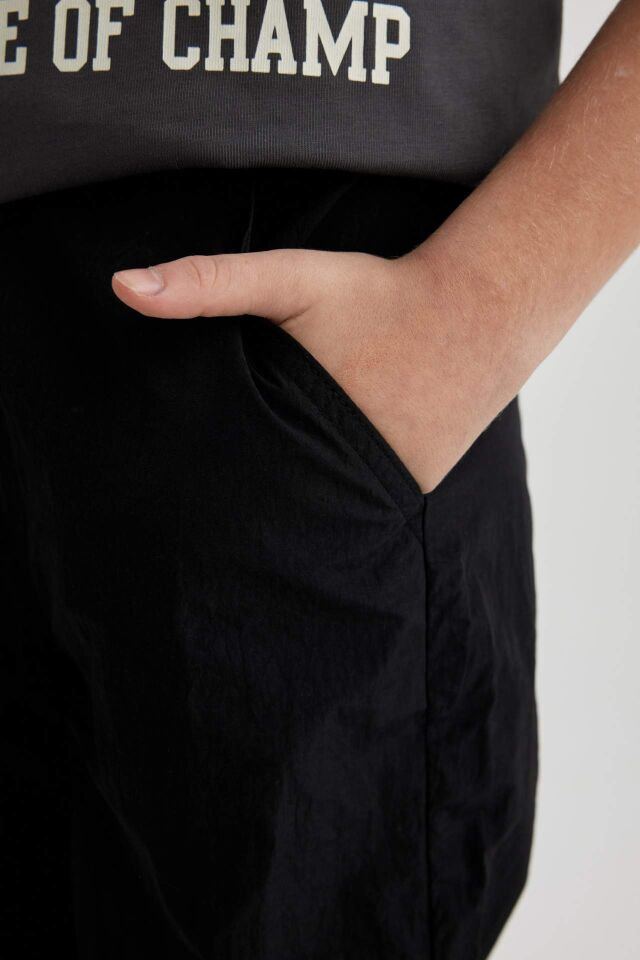 Erkek Çocuk Beli ve Paçası Lastikli Cepli Siyah Jogger Paraşüt Basic Düz Pantolon