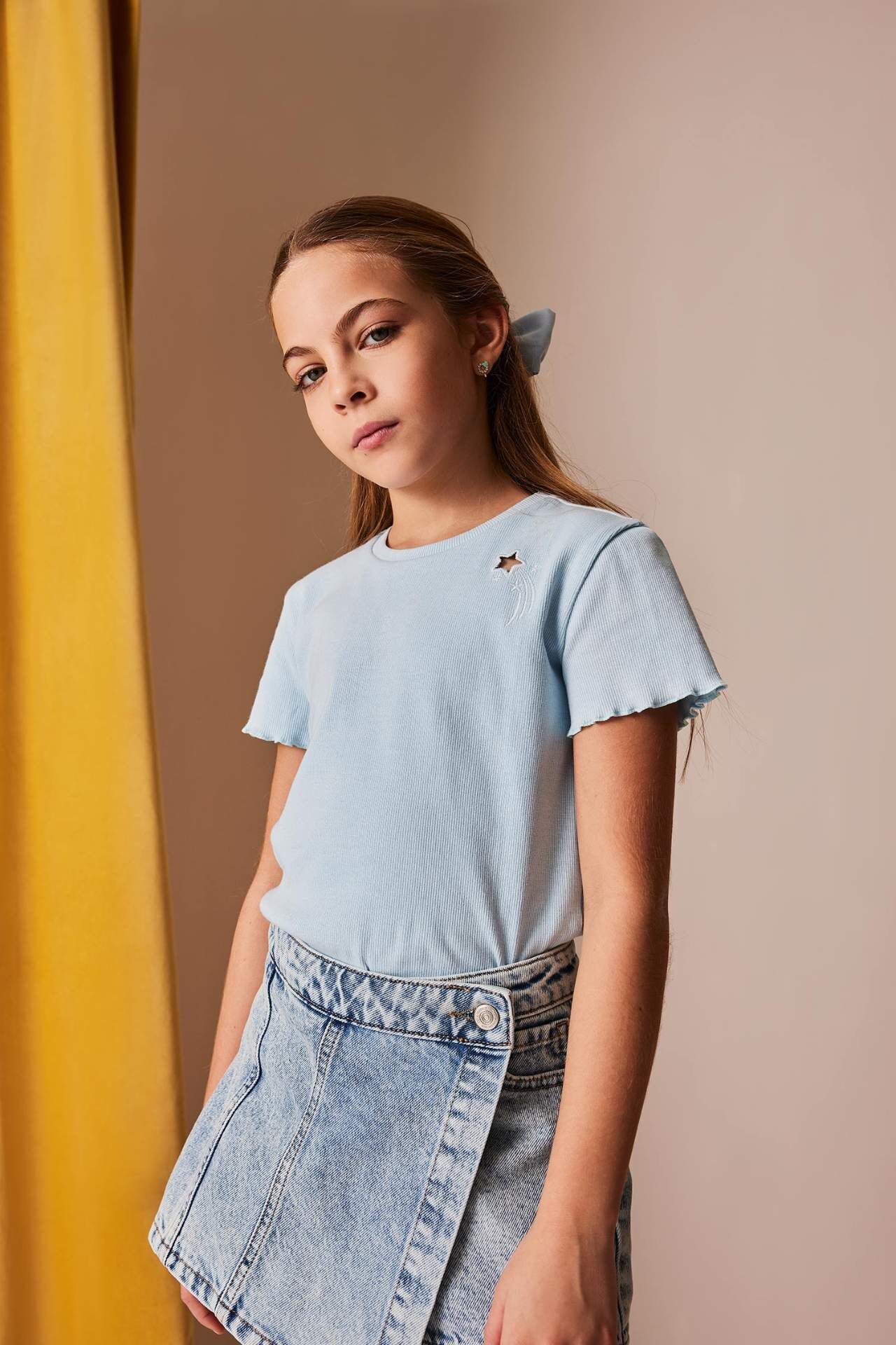Kız Çocuk 23 Nisan Çocuk Bayramı Slim Fit Dar Kesim Bisiklet Yaka İşlemeli Fitilli Kaşkorse Kısa Kollu Tişört