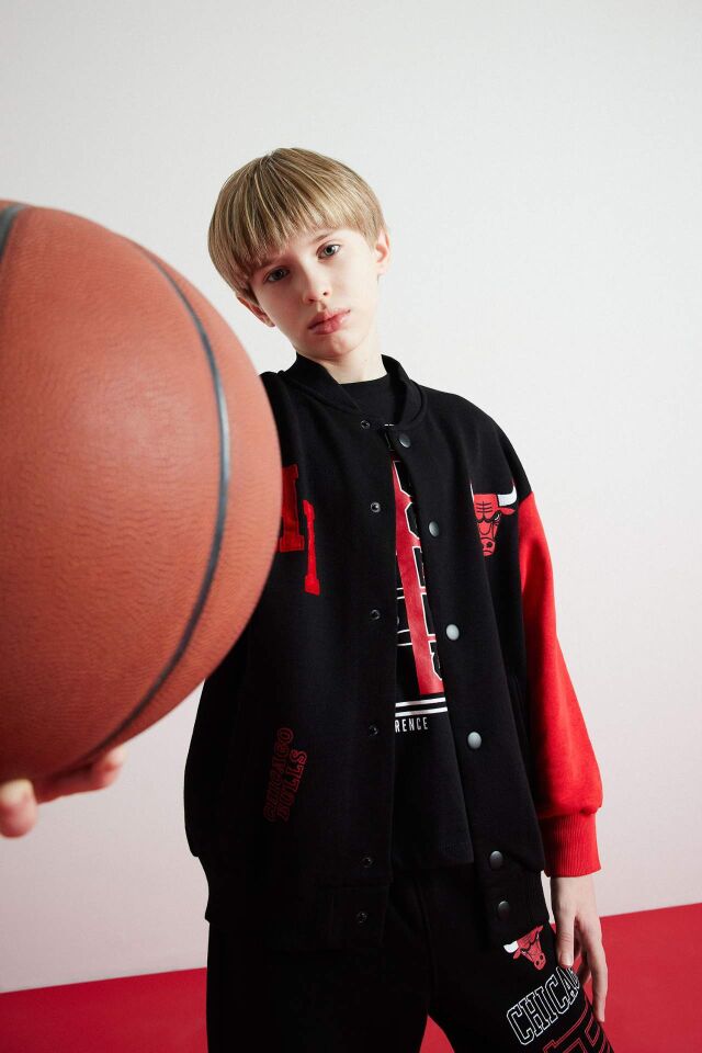 Erkek Çocuk NBA Chicago Bulls Kolej Yaka Çıtçıt Kapamalı Sırt Baskılı Bomber Hırka