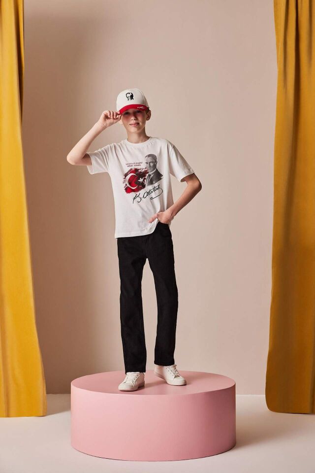 Erkek Çocuk 23 Nisan Çocuk Bayramı Straight Fit Standart Paça Basic Düz Jean Pantolon