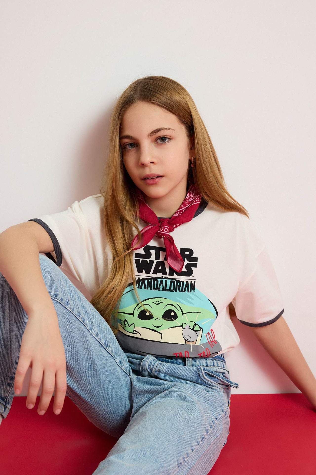 Kız Çocuk Star Wars-Mandalorian Relax Fit Bisiklet Yaka Ribana Kısa Kollu Tişört