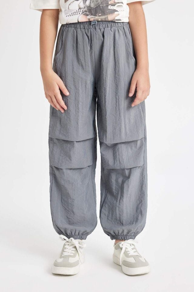 Kız Çocuk Beli ve Paçası Lastikli Cepli Gri Paraşüt Jogger Pantolon