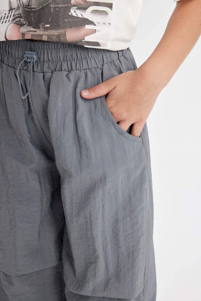 Kız Çocuk Beli ve Paçası Lastikli Cepli Gri Paraşüt Jogger Pantolon