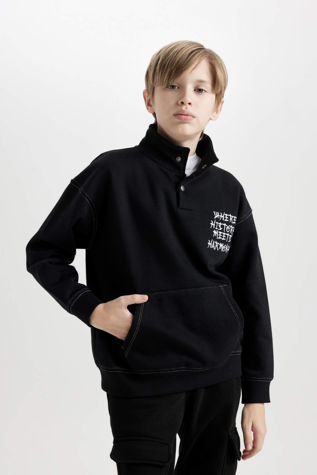 Erkek Çocuk Siyah Oversize Geniş Kalıp Balıkçı Yaka Baskılı Sweatshirt