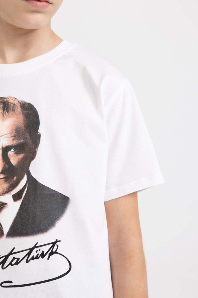 Erkek Çocuk 23 Nisan Çocuk Bayramı Bisiklet Yaka Renk Şekil Değiştiren Atatürk Baskılı Kısa Kollu Beyaz Tişört